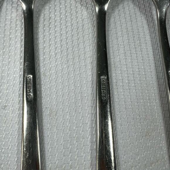 Oneida Etta Piece Everyday Flatware Set - Picture 5 of 13